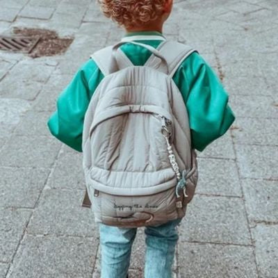 Garçon fier avec sac a dos enfants