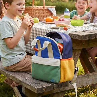 Garçon pique-nique sac à dos randonnée enfant côté