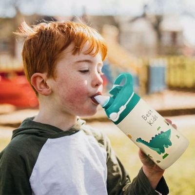 Garçon rouquin étanche soif avec gourde inox enfant
