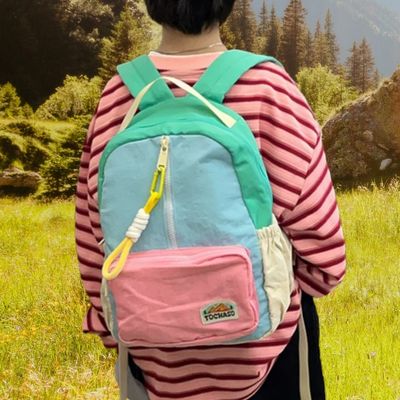 Garçon sac a dos randonnee enfant marche champ