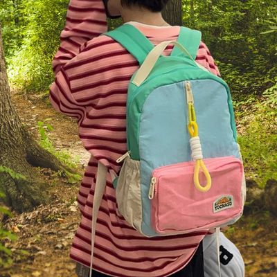 Garçon sac a dos randonnee enfant marche chemin forêt