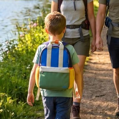 Garçon sac à dos randonnée enfant randonne parents