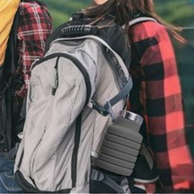 Gourde pliable silicone 500 ml fixée sac femme randonnée