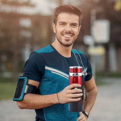 Homme après jogging porte mug thermos main