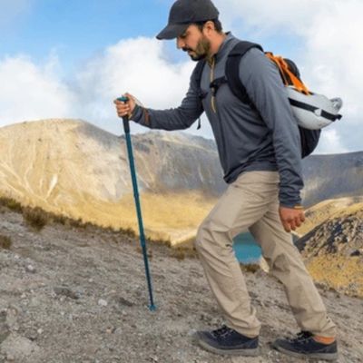 Homme ascension montagne été batons de randonnée