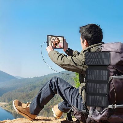 Homme assis batterie externe induction branchée portable partage vidéo