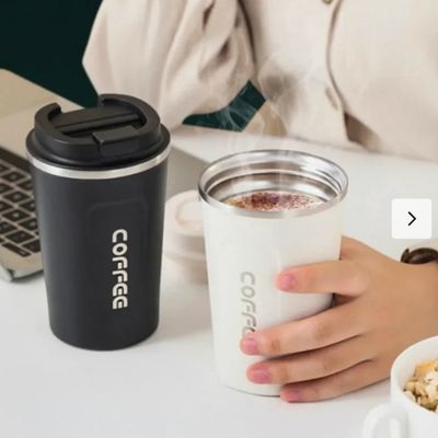 Homme assis bureau mug isotherme café fumant en main