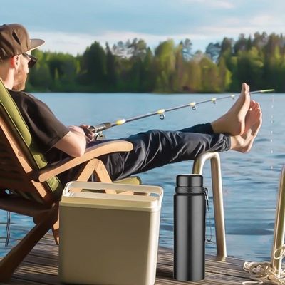 Homme assis pêche avec gourde isotherme 1l sur ponton