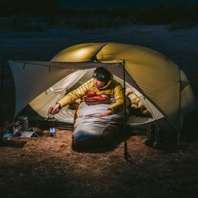 Homme assis tente 1 places ultra légère cuisine