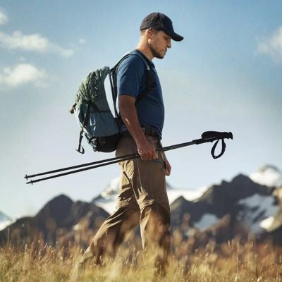 Homme avec batons pour marche nordique dans main