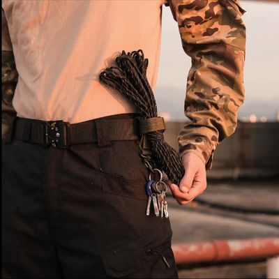 Homme avec cordes dans sangle Molle mousqueton dans ceinture