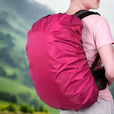 Homme avec housse de pluie mise sac à dos