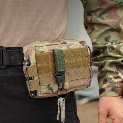 Homme avec mousqueton ceinture randonnée accrochée sacoche