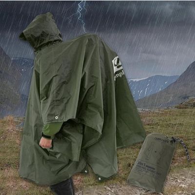 Homme avec poncho pluie léger essuie orage montagne