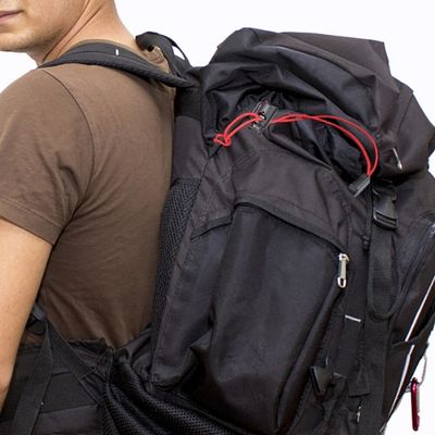 Homme avec sac à dos corde élastique fixée sur sac