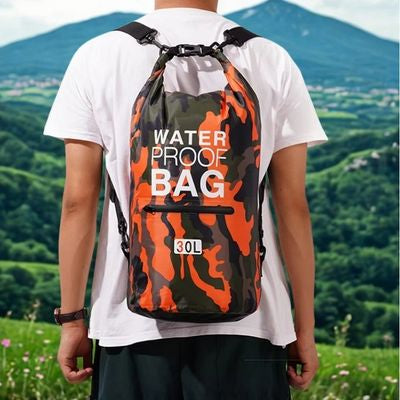 Homme avec sac dos etanche léger facile porter