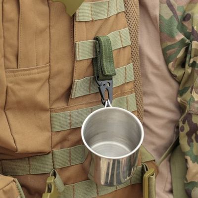 Homme avec tasse accrochée mousqueton ceinture randonnée sur veste