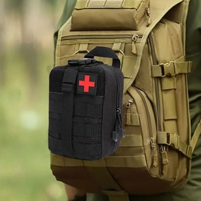 Homme avec trousse premier secours fixée système MOLLE
