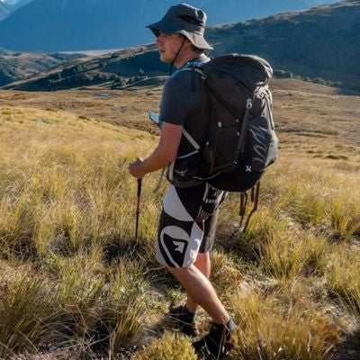 Homme balade chaume batons de randonnée