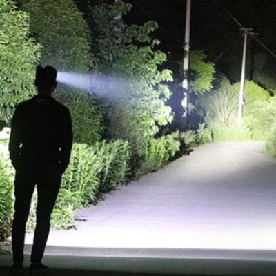 Homme balade nocturne avec lampe frontale puissante professionnel sur route