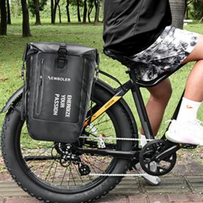 Homme balade parc une des sacoches vélo attachée