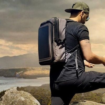 Homme balade sac a dos energie solaire chemin douanier
