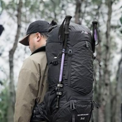 Homme baton de marche telescopique attaché sac à dos
