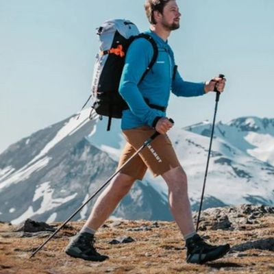 Homme batons marche nordique plateau altitude