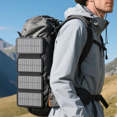 Homme batterie externe induction fixée côté sac randonne