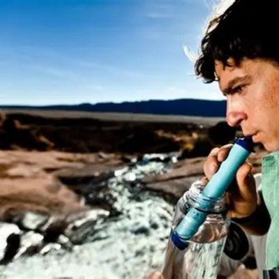 Homme boit avec gourde filtre eau dans gourde