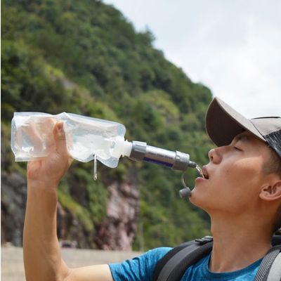 Homme boit eau à travers filtre à eau