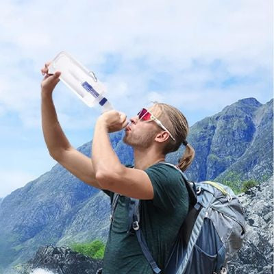 Homme boit facilement avec gourde filtrante