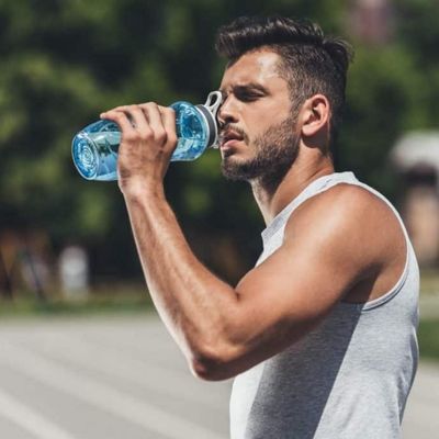 Homme boit gourde filtrante eau non potable