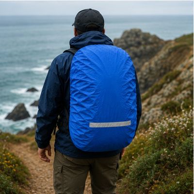 Housse de pluie bleue sur sac à dos en randonnée