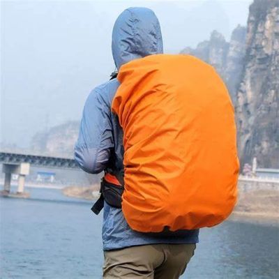 Homme bord rivière housse de pluie sac à dos installée