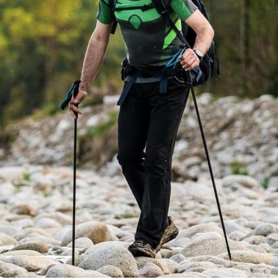 Homme cailloux batons pour marche nordique carbone utiles