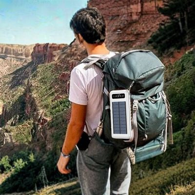 Homme chargeur solaire pour téléphone accroché sac grand canyon