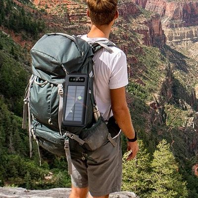 Homme chargeur solaire pour téléphone attaché sac à dos