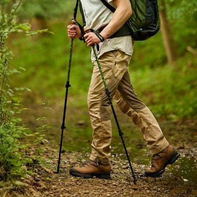 Homme chemin forêt batons de marche téléscopique