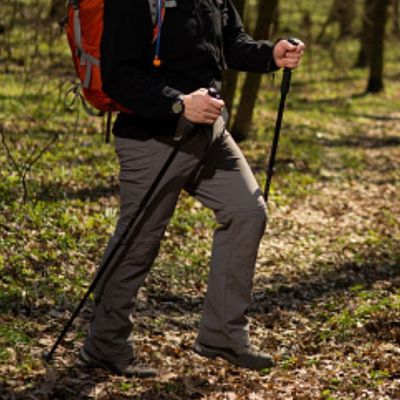 Homme chemin forêt batons pour marche nordique carbone