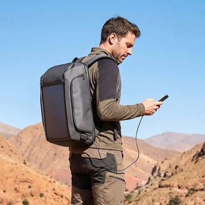 Homme cherche itinéraire sac à dos voyage téléphone branché