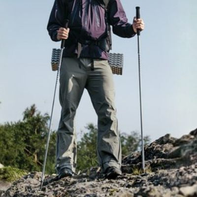 Homme debout batons de randonnée pliables sentier