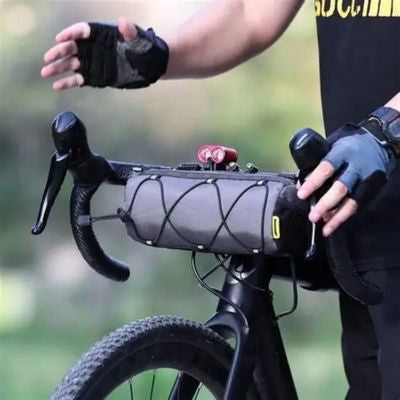 Homme debout camping sacoche pour guidon velo attachée facilement
