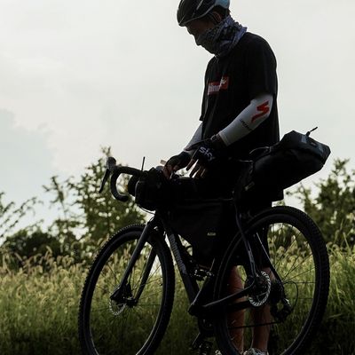 Homme debout soir sacoche velo selle attachée solidement