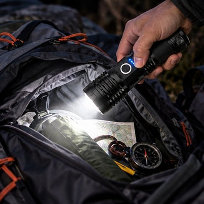 Homme éclaire intérieur sac avec lampe torche puissante rechargeable