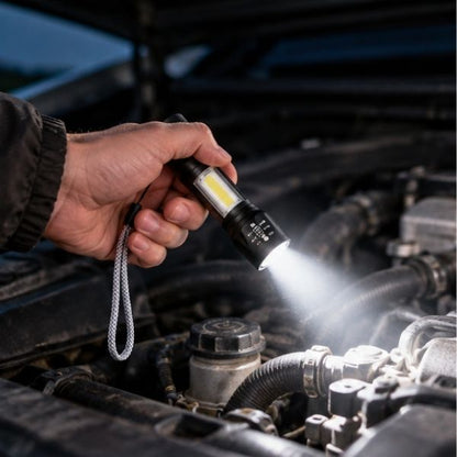 Homme éclaire moteur voiture avec lampe torche rechargeable