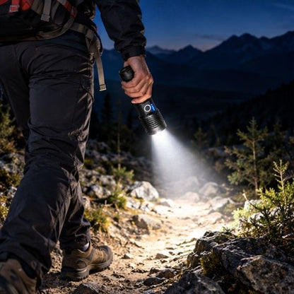 Homme éclaire son chemin avec lampe torche puissante rechargeable