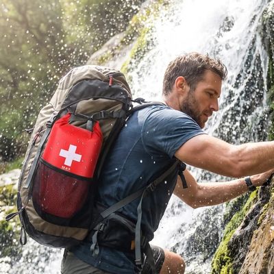 Homme escalade cascade sacoche secours étanche dans filet sac dos