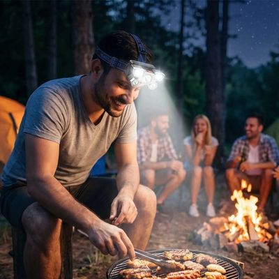 Homme fait barbecue après randonnée lampe frontale sur tête