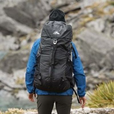 Homme fait trek sac a dos randonnée 60 litres noir